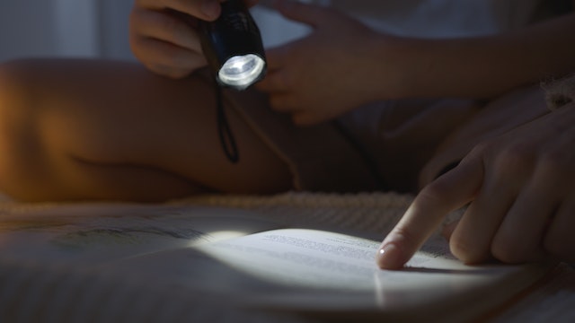 lire avec une lampe torche