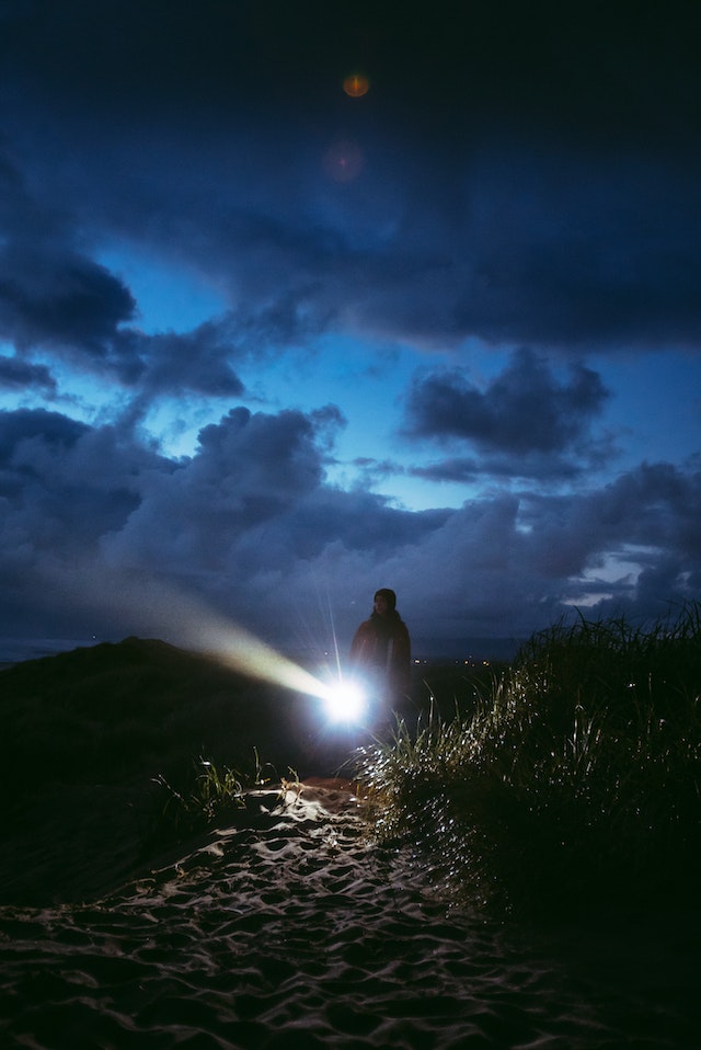 exploration avec une lampe torche